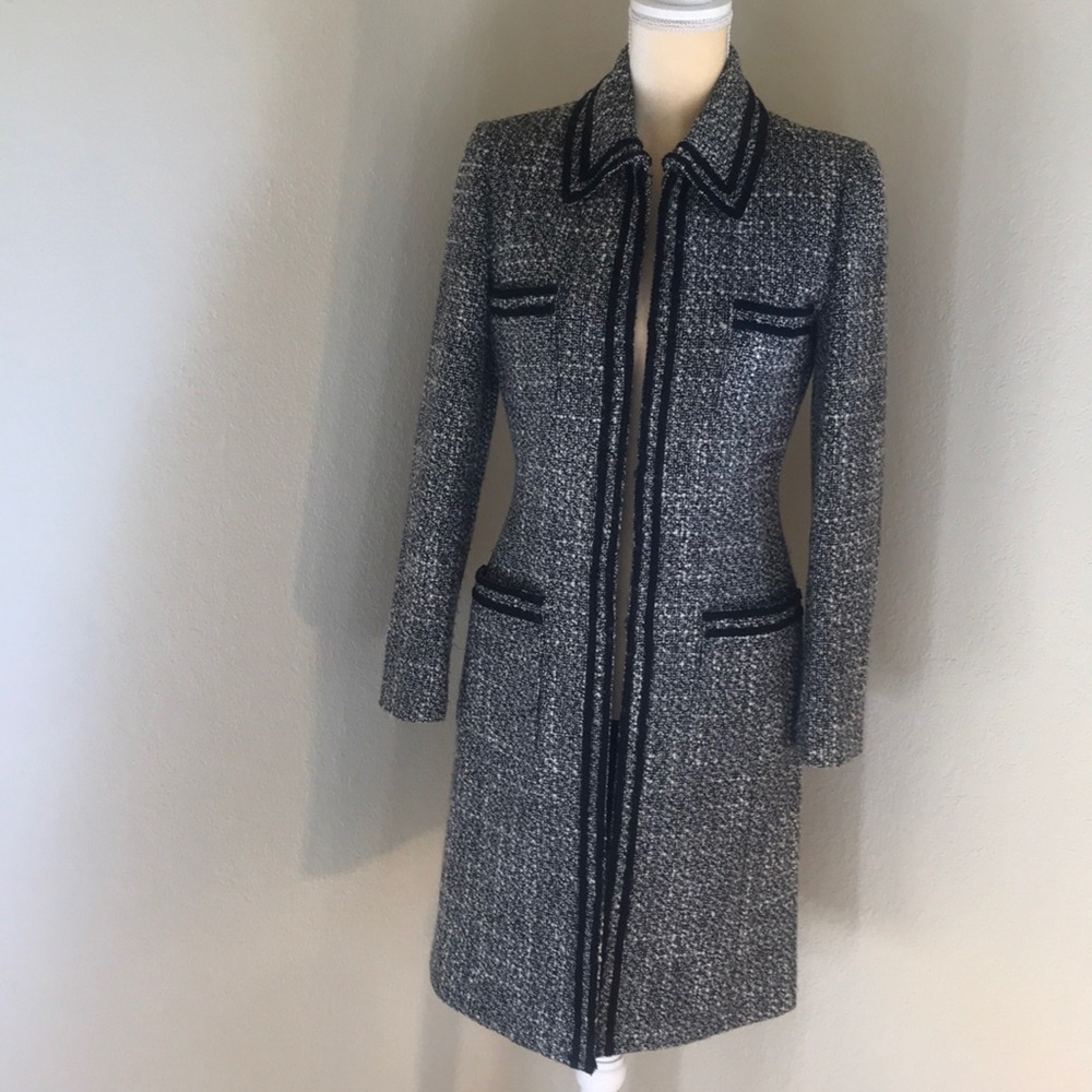 Elegant Tahari black and white coat; size 4
